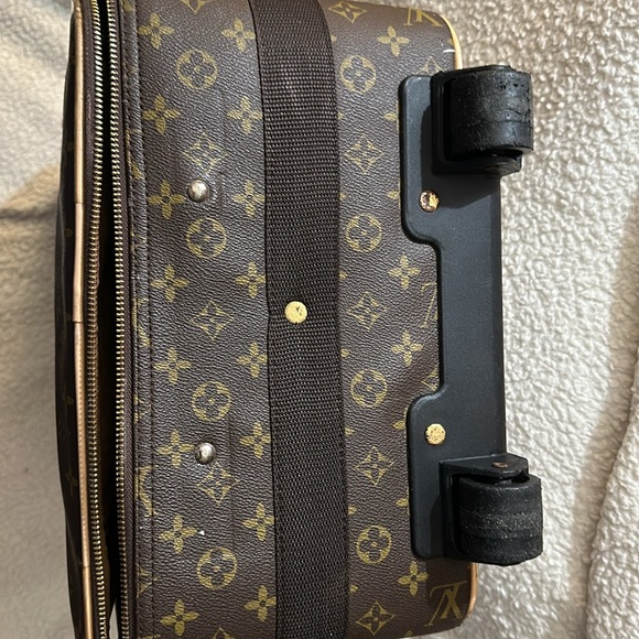 Louis Vuitton carry on luxury item - Picture 12 of 14